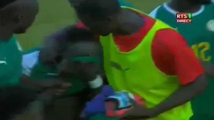 Liverpoolun yıldızı Sadio Mane gözyaşlarına boğuldu