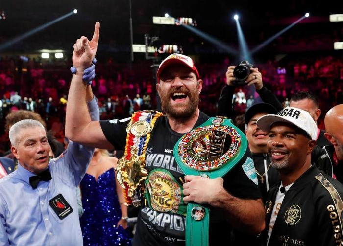Tyson Fury, Deontay Wilderı nakavt ederek unvanını korudu