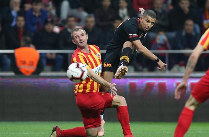 Galatasarayın geçtiğimiz yılki şampiyon kadrosunun önemli bir üyesiydin. Ancak Ağustostan bu yana çok az oynuyorsun Neden