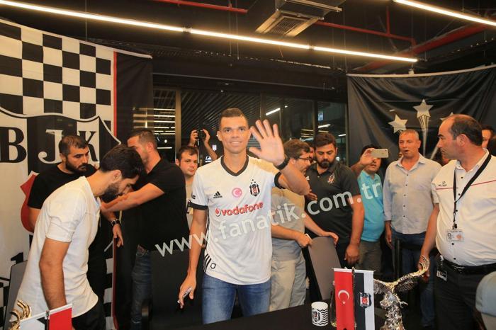Pepenin imza gününde izdiham