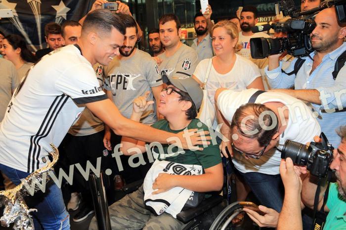 Pepenin imza gününde izdiham