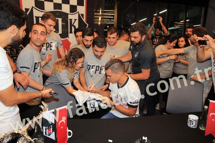 Pepenin imza gününde izdiham