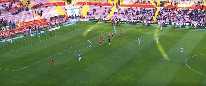 Son dakika | Kayserispor - Trabzonspor maçında sahaya giren taraftar Bakasetasın üzerine yürüdü