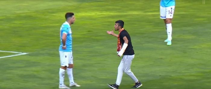 Son dakika | Kayserispor - Trabzonspor maçında sahaya giren taraftar Bakasetasın üzerine yürüdü