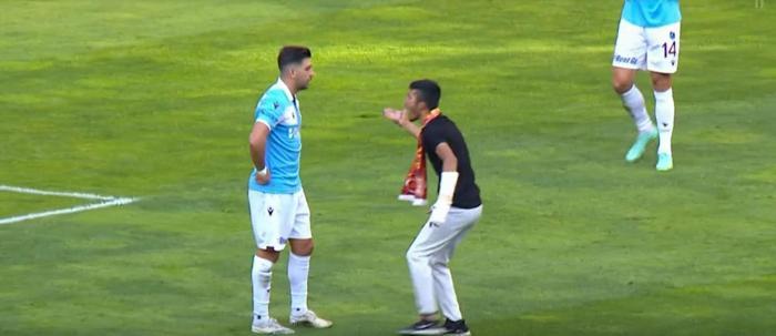 Son dakika | Kayserispor - Trabzonspor maçında sahaya giren taraftar Bakasetasın üzerine yürüdü