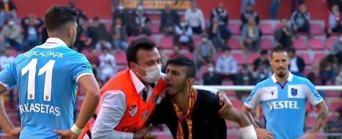 Son dakika | Kayserispor - Trabzonspor maçında sahaya giren taraftar Bakasetasın üzerine yürüdü