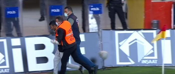 Son dakika | Kayserispor - Trabzonspor maçında sahaya giren taraftar Bakasetasın üzerine yürüdü