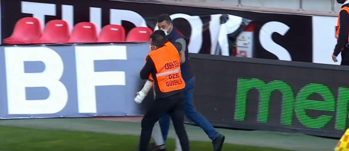 Son dakika | Kayserispor - Trabzonspor maçında sahaya giren taraftar Bakasetasın üzerine yürüdü