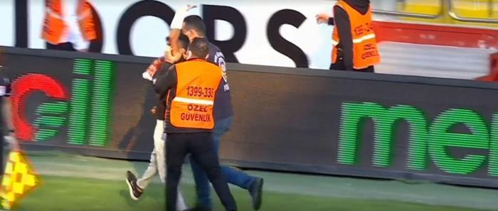 Son dakika | Kayserispor - Trabzonspor maçında sahaya giren taraftar Bakasetasın üzerine yürüdü