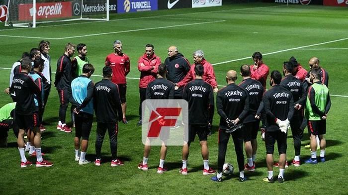 Milli Takımda idman öncesi sürpriz görüşme