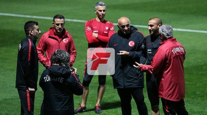 Milli Takımda idman öncesi sürpriz görüşme