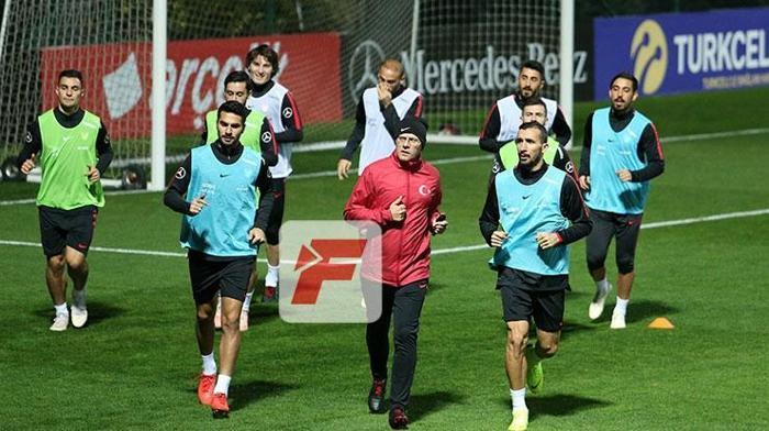 Milli Takımda idman öncesi sürpriz görüşme