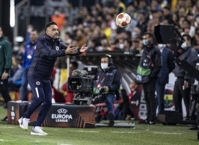 Son dakika haberi Fenerbahçeli taraftarlar Vitor Pereiraya su bardağı fırlattı