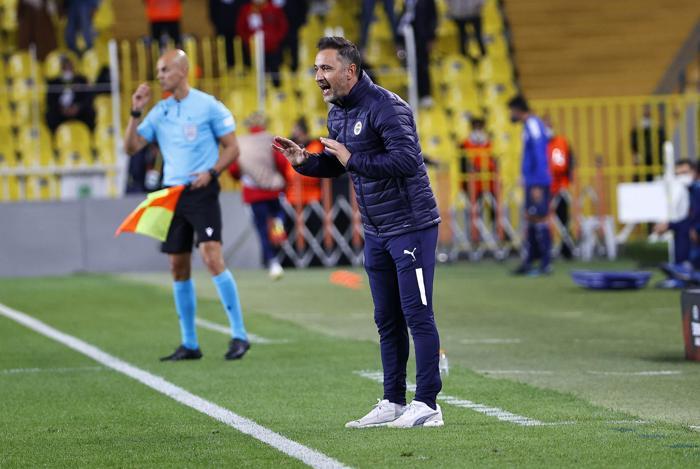 Son dakika haberi Fenerbahçeli taraftarlar Vitor Pereiraya su bardağı fırlattı