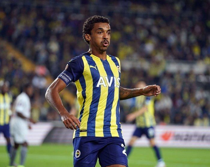 Son dakika haberi Fenerbahçeli taraftarlar Vitor Pereiraya su bardağı fırlattı