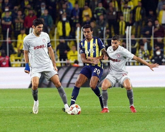 Son dakika haberi Fenerbahçeli taraftarlar Vitor Pereiraya su bardağı fırlattı