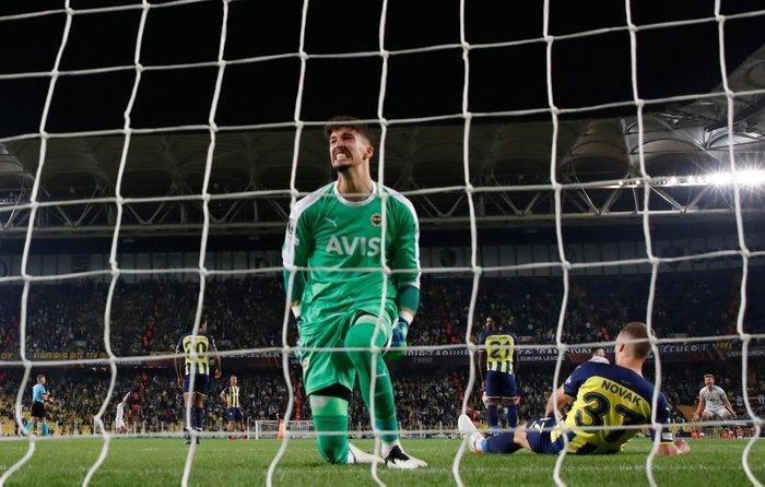 Son dakika haberi Fenerbahçeli taraftarlar Vitor Pereiraya su bardağı fırlattı