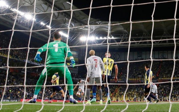 Son dakika haberi Fenerbahçeli taraftarlar Vitor Pereiraya su bardağı fırlattı