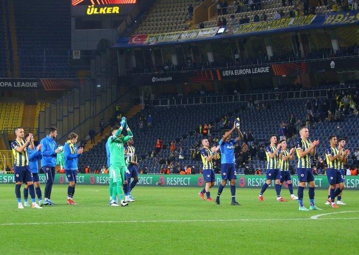 Son dakika haberi Fenerbahçeli taraftarlar Vitor Pereiraya su bardağı fırlattı