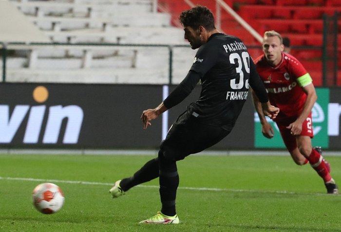 Son dakika haberi Fenerbahçeli taraftarlar Vitor Pereiraya su bardağı fırlattı