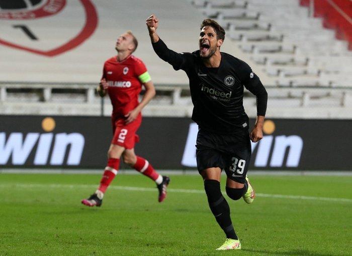 Son dakika haberi Fenerbahçeli taraftarlar Vitor Pereiraya su bardağı fırlattı