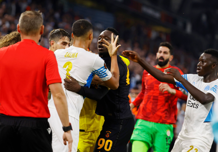 Marsilya-Galatasaray maçında Diagne çıldırdı Saliba ile gırtlak gırtlağa...