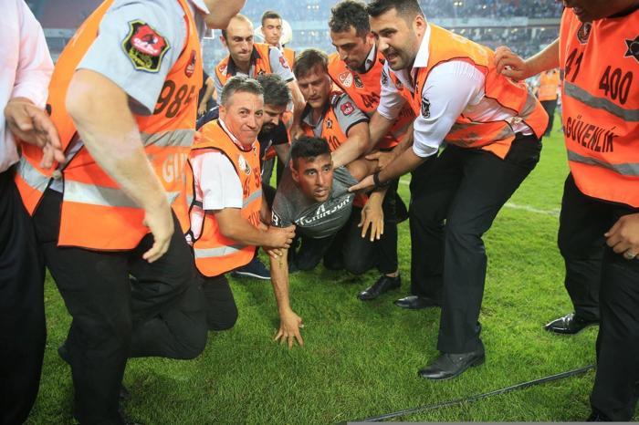 Finalde skandal Tribün terörü