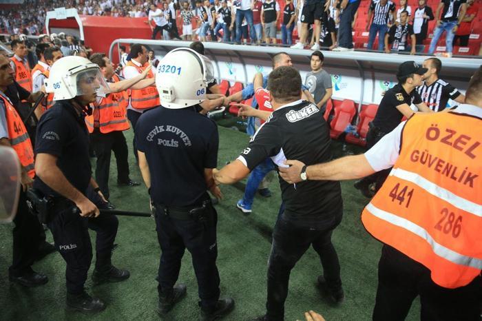 Finalde skandal Tribün terörü