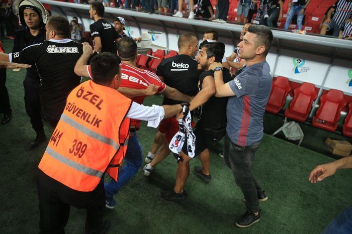 Finalde skandal Tribün terörü