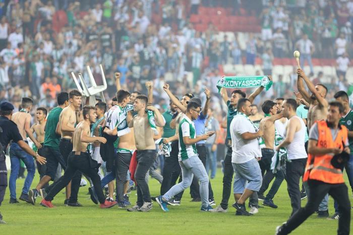 Finalde skandal Tribün terörü