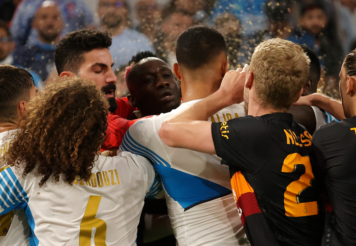 Marsilya-Galatasaray maçında Diagne çıldırdı Saliba ile gırtlak gırtlağa...