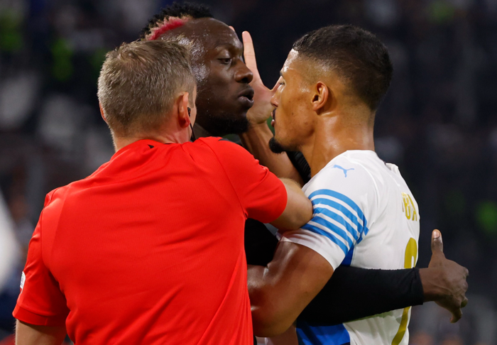 Marsilya-Galatasaray maçında Diagne çıldırdı Saliba ile gırtlak gırtlağa...