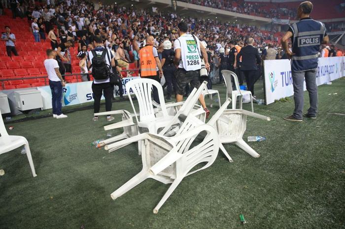 Finalde skandal Tribün terörü