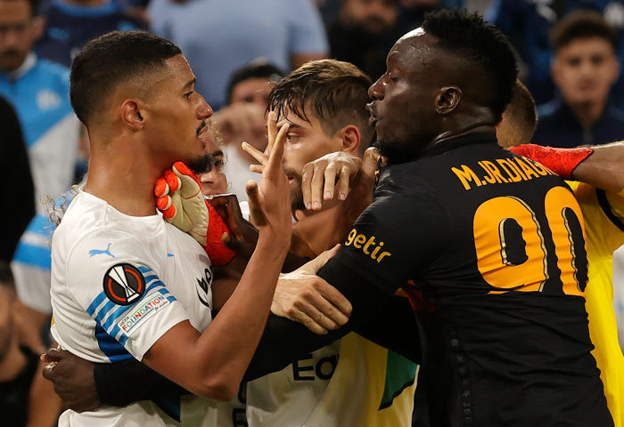Marsilya-Galatasaray maçında Diagne çıldırdı Saliba ile gırtlak gırtlağa...