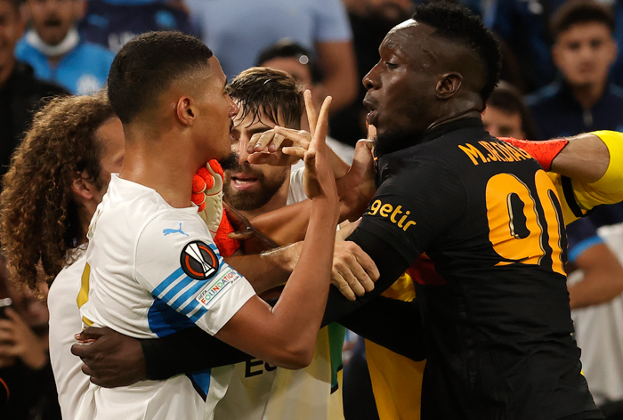 Marsilya-Galatasaray maçında Diagne çıldırdı Saliba ile gırtlak gırtlağa...