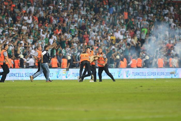 Finalde skandal Tribün terörü