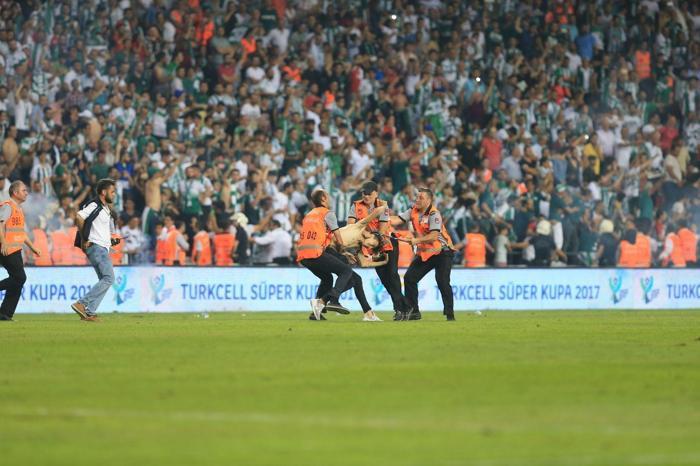 Finalde skandal Tribün terörü