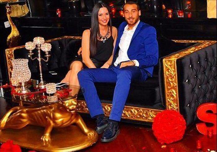 Beşiktaşın golcüsü Cenk Tosun ve eşi