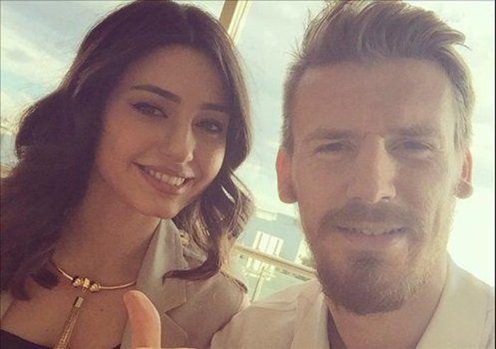 Galatasarayın savunmacısı Serdar Aziz ve eşi