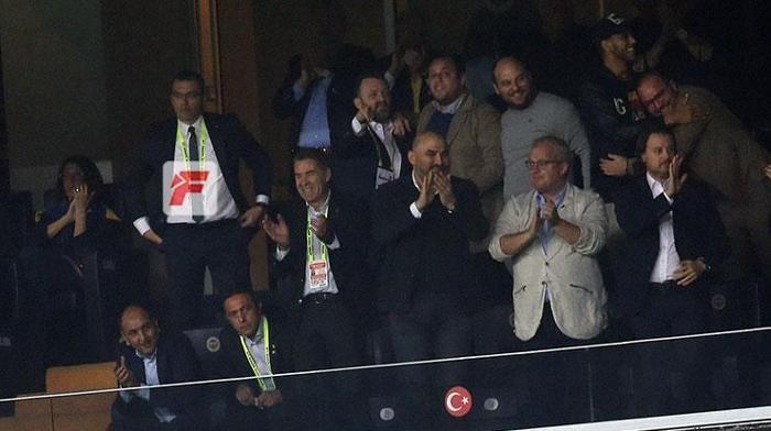 Ayew attı Comolli havalara uçtu