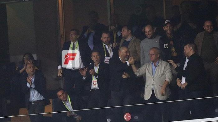 Ayew attı Comolli havalara uçtu