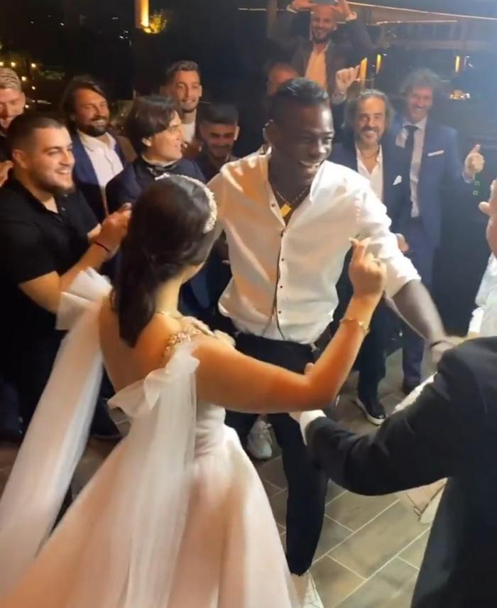 Balotelli, düğünde halay çekip davul eşliğinde oynadı