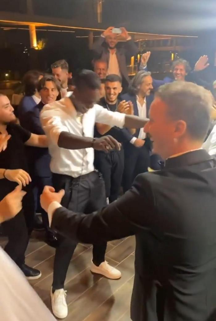 Balotelli, düğünde halay çekip davul eşliğinde oynadı