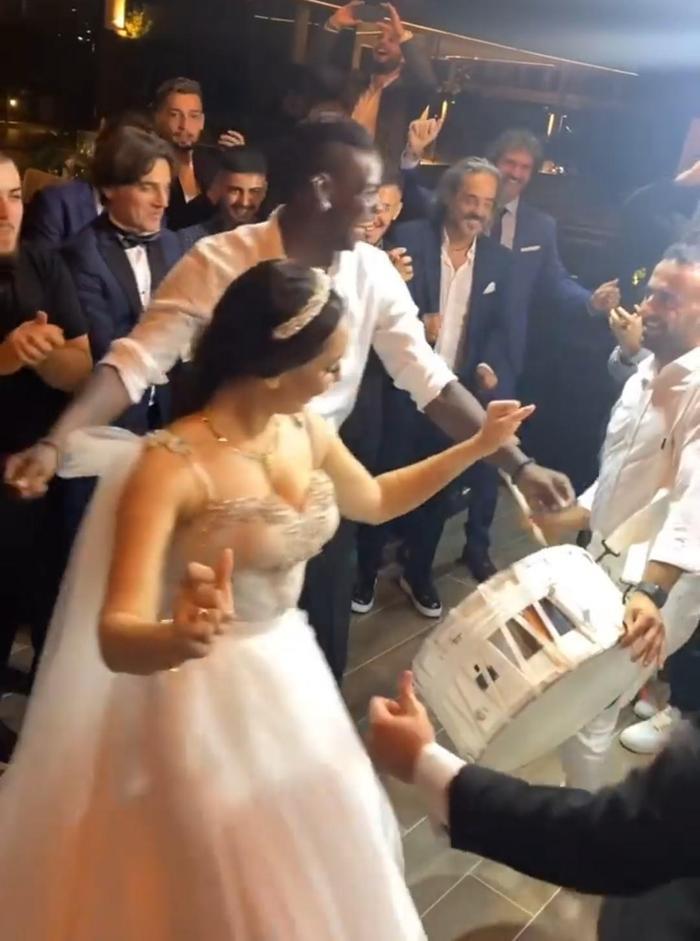 Balotelli, düğünde halay çekip davul eşliğinde oynadı