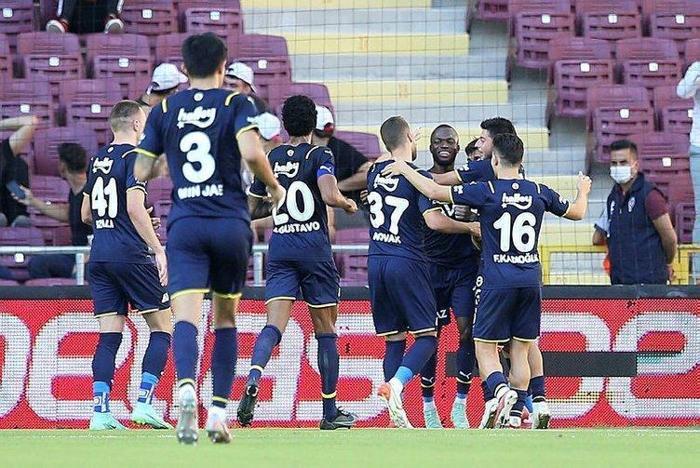 Son dakika: Vitor Pereiranın Fenerbahçeye hediyesi... Ali Koç canlı yayında açıklamıştı