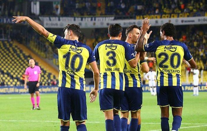 Son dakika: Vitor Pereiranın Fenerbahçeye hediyesi... Ali Koç canlı yayında açıklamıştı