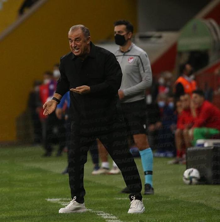 Galatasaray taraftarından Fatih Terim ve futbolculara sert tepki: Maalesef olmuyor