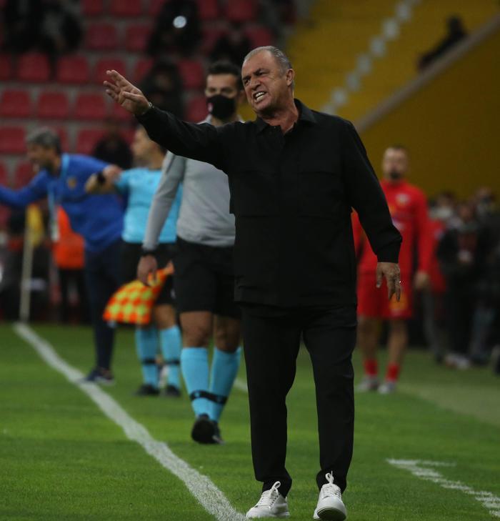 Kayseride gergin anlar: Galatasaray Teknik Direktörü Fatih Terim, Oğulcan-Mensah gerginliğinde İbrahim Akdağa patladı