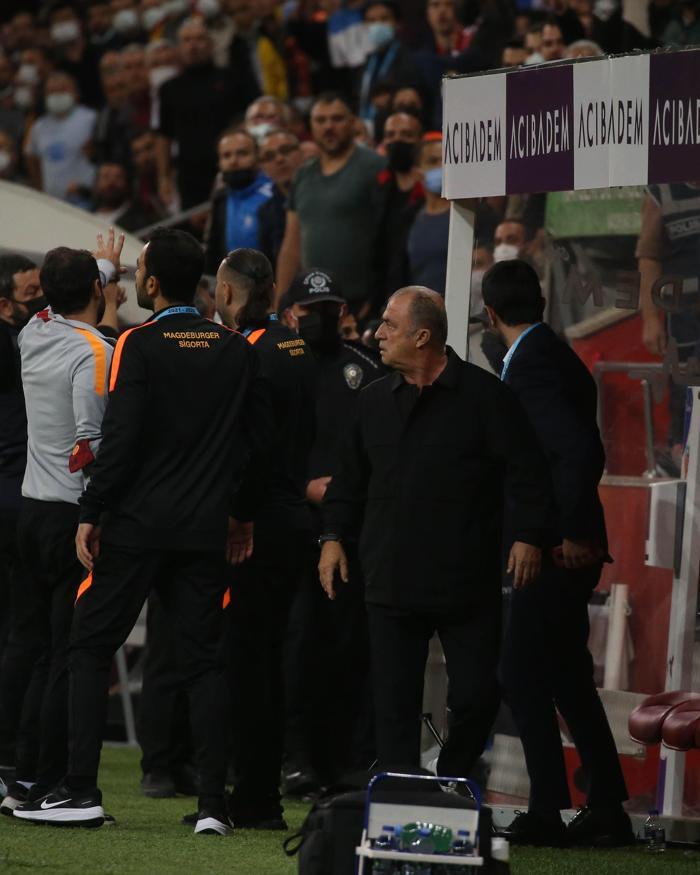 Kayseride gergin anlar: Galatasaray Teknik Direktörü Fatih Terim, Oğulcan-Mensah gerginliğinde İbrahim Akdağa patladı