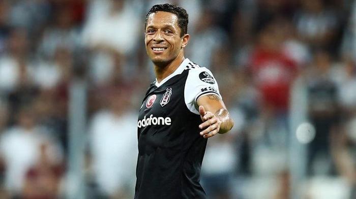 Adriano: Messi bir tek Pepeyi sorardı